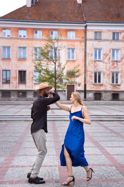 Пара танцует латинские танцы в городе