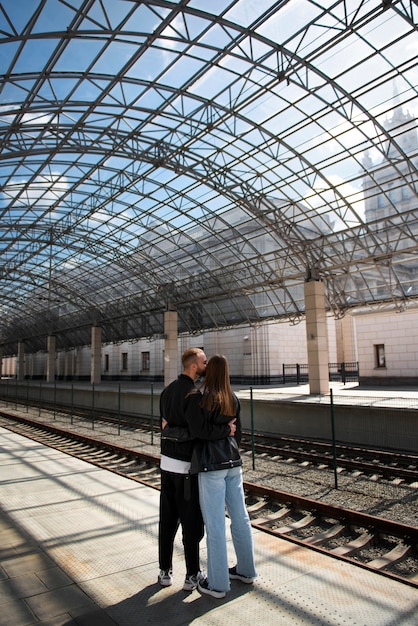 Foto gratuita coppia che ha momenti di intimità pubblica