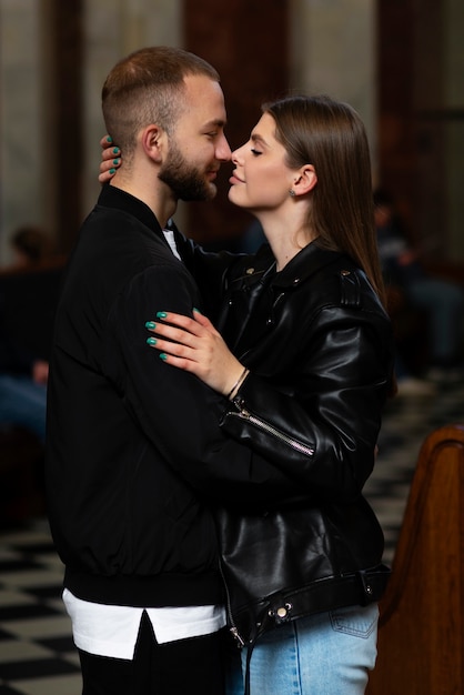 Foto gratuita coppia che ha momenti di intimità pubblica