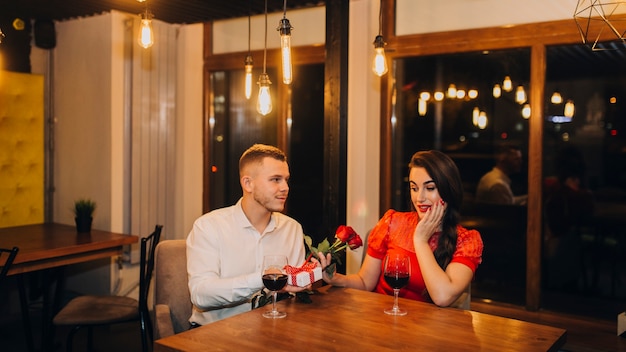 レストランでロマンチックな会合を持つカップル