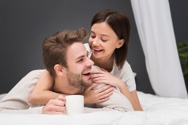 부부는 부드러운 순간을 보내고 있습니다.