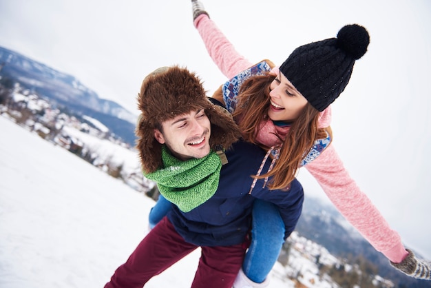 Foto gratuita coppie che hanno vacanza in montagna