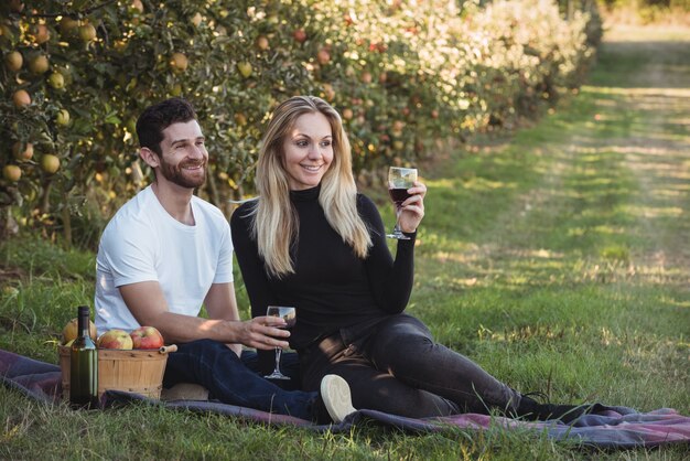 Пара с вином в яблоневом саду