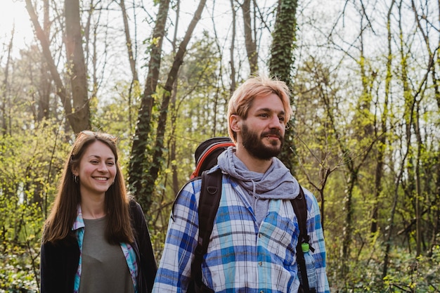 Foto gratuita coppia, escursionismo, foresta