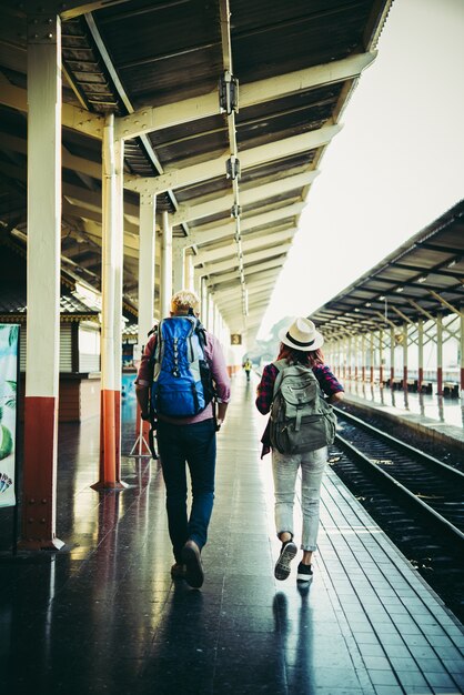 커플 휴가 개념 : 기차역에서 젊은 hipster 몇.