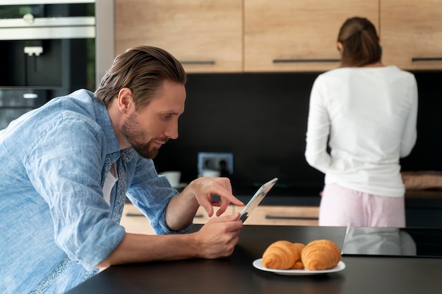 Free photo couple at home doing house chores