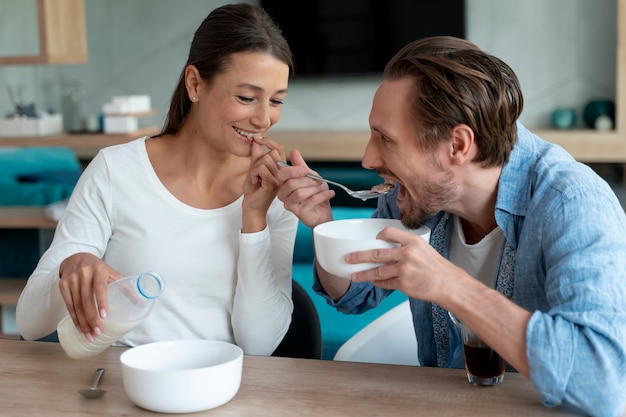 Foto gratuita coppia a casa che mangia insieme