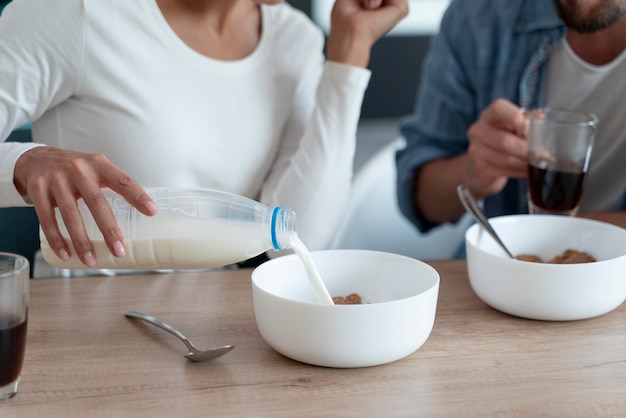 Coppia a casa che mangia insieme