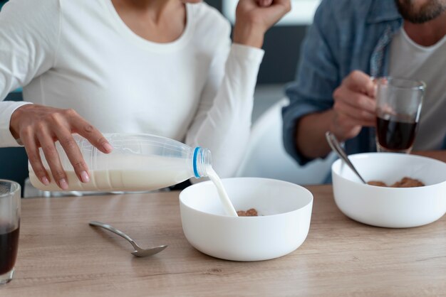 couple at home eating togheter