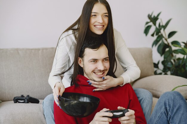 Семейная пара играет в видеоигры