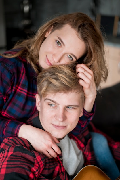 Free photo couple at home with guitar