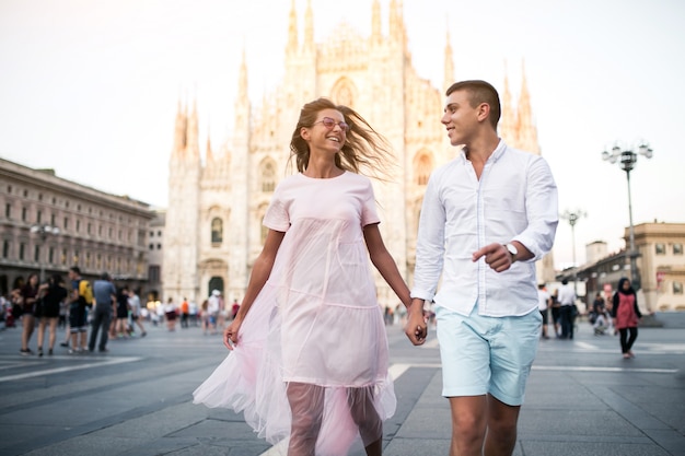 밀라노에서 신혼 여행 커플
