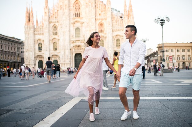 Пара в медовый месяц в Милане