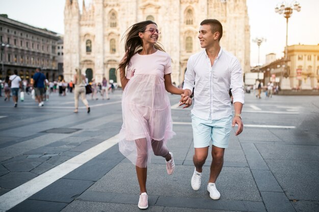ミラノの新婚旅行のカップル