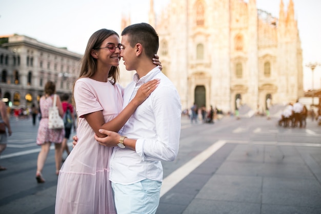 ミラノの新婚旅行のカップル