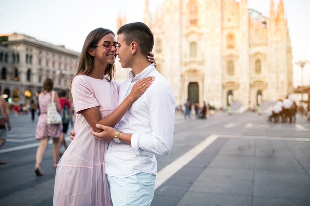 Пара в медовый месяц в Милане