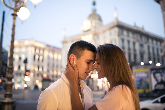 ミラノの新婚旅行のカップル