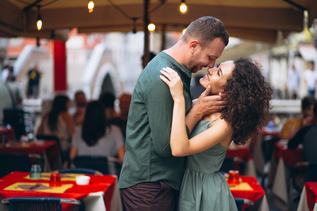 ベネチアの新婚旅行のカップル