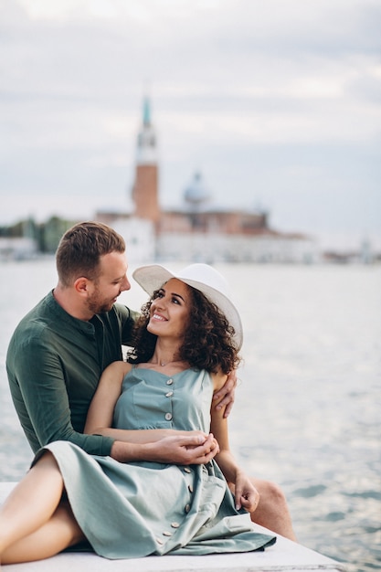 Пара в медовом месяце в Венеции