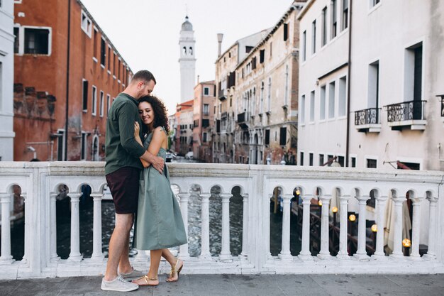 ベネチアの新婚旅行のカップル