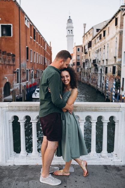 ベネチアの新婚旅行のカップル