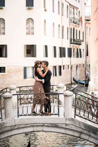 ヴェネツィアの新婚旅行のカップル
