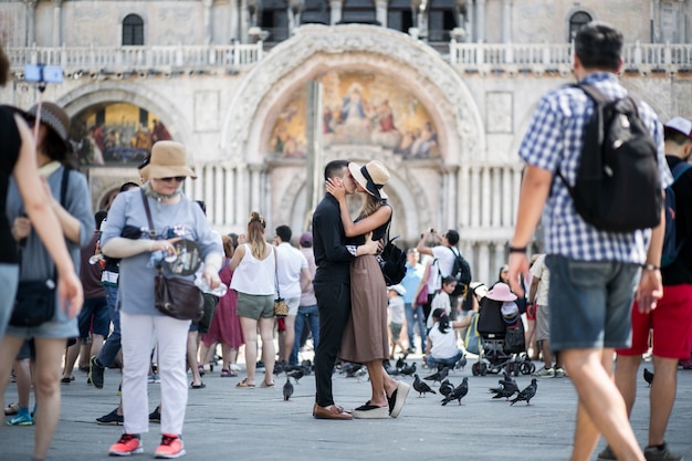 ヴェネツィアの新婚旅行のカップル