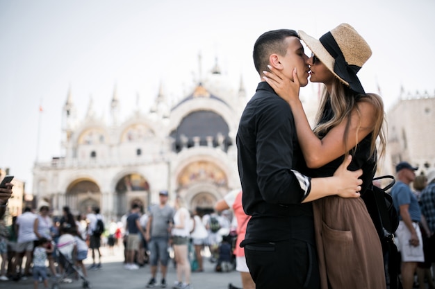 ヴェネツィアの新婚旅行のカップル