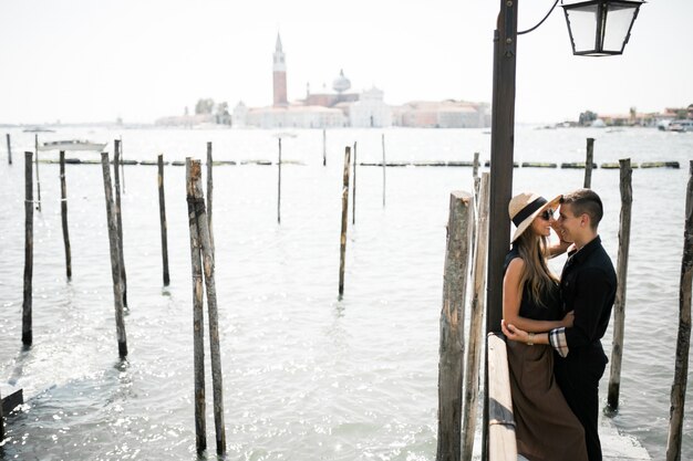 ヴェネツィアの新婚旅行のカップル