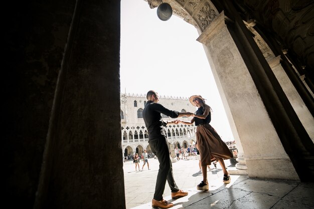 ヴェネツィアの新婚旅行のカップル