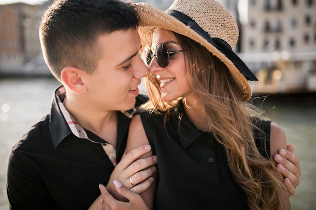 Free photo couple on a honeymoon in venice