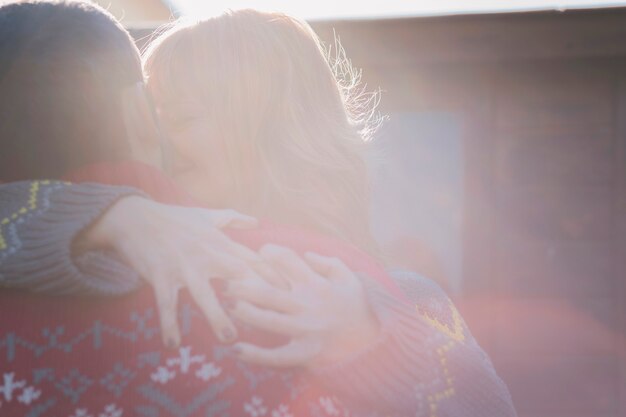 屋外で抱擁とキスをするカップル