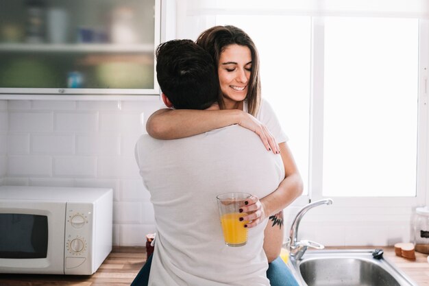 Пара обниматься на кухне