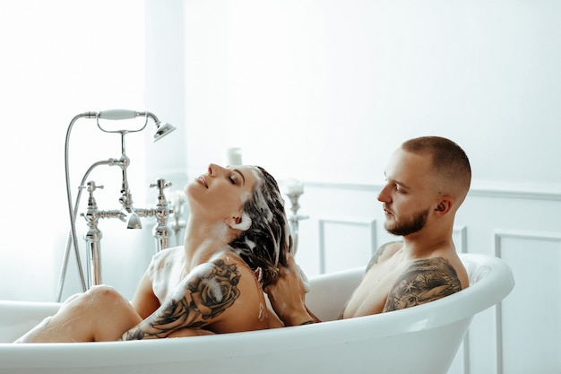 Бесплатное фото Пара в ванной
