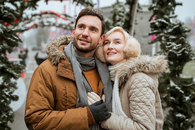 無料写真 ミディアムショットを抱き締める冬のカップル