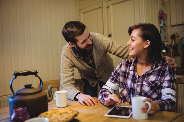 Free photo couple interacting with each other while having coffee