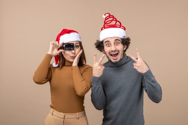 Una coppia è in piedi accanto all'albero di natale