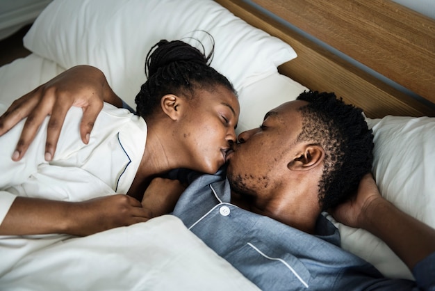 Una coppia che si bacia a letto