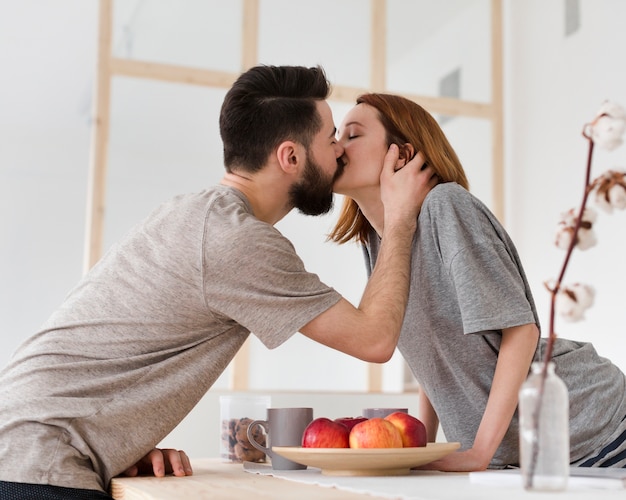 朝のキスカップル プレミアム写真 朝のキスカップル プレミアム写真