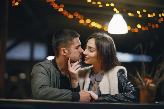 カップルのキス、レストランで