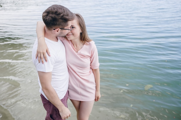 海水にキスカップル