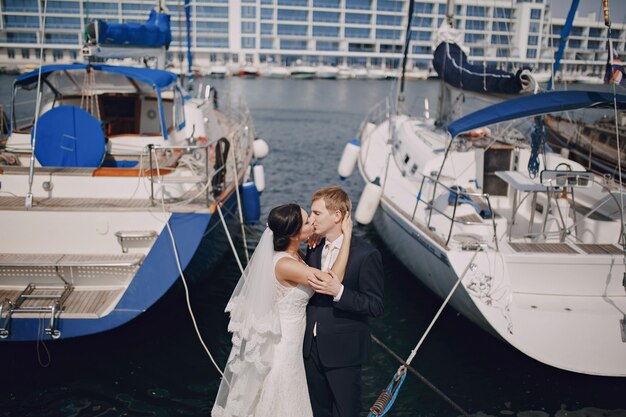 항구에서 키스하는 커플
