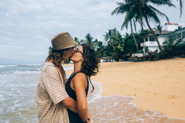 Пара целоваться на берегу моря
