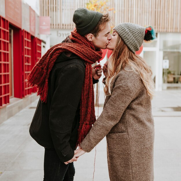 通りに一緒にキスをするカップル