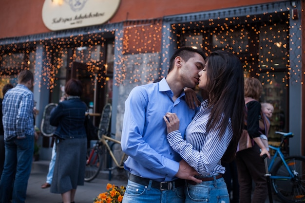 Free photo couple kissing in street