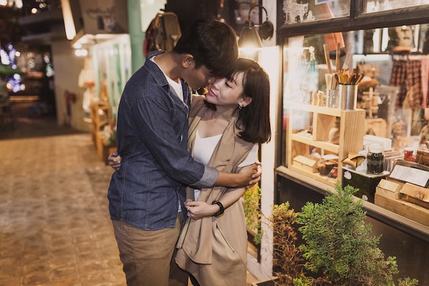 Free photo couple kissing on the street