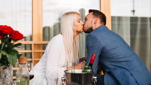 Бесплатное фото Пара целоваться вместе в ресторане