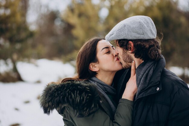 楽しんでウィンターパークでキスするカップル