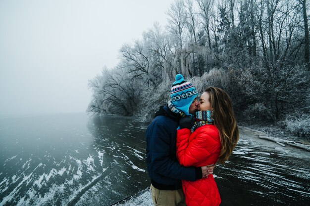 雪が多い背景にキスカップル