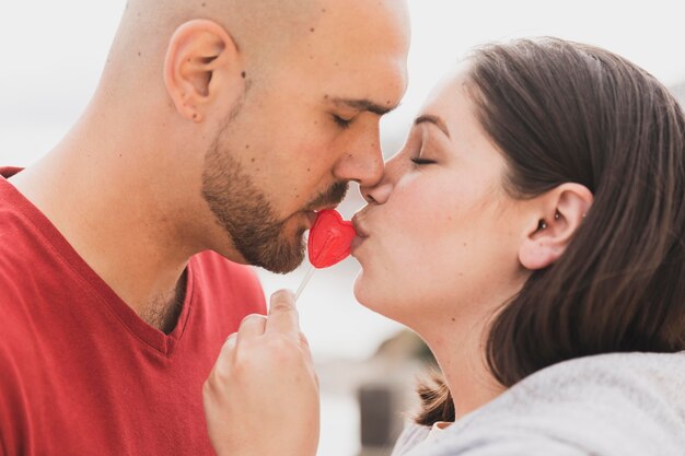 couple kissing